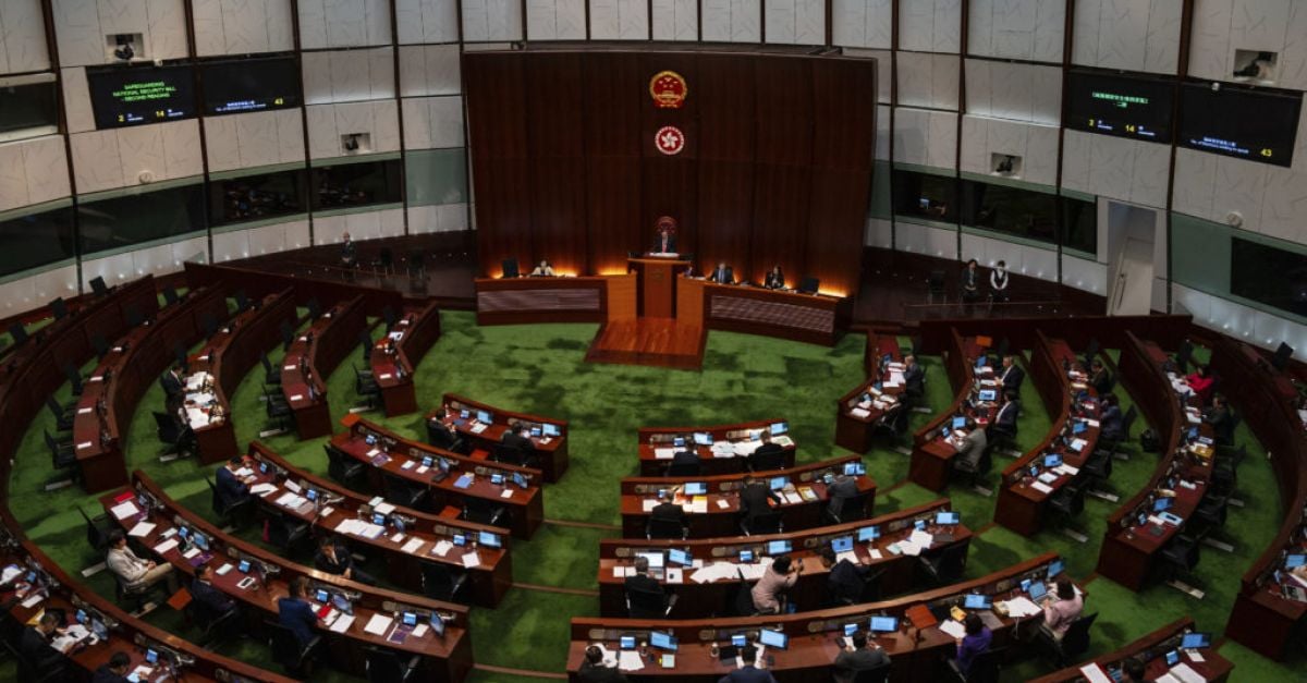 Законодателите в Хонконг приеха закон за националната сигурност, който предоставя