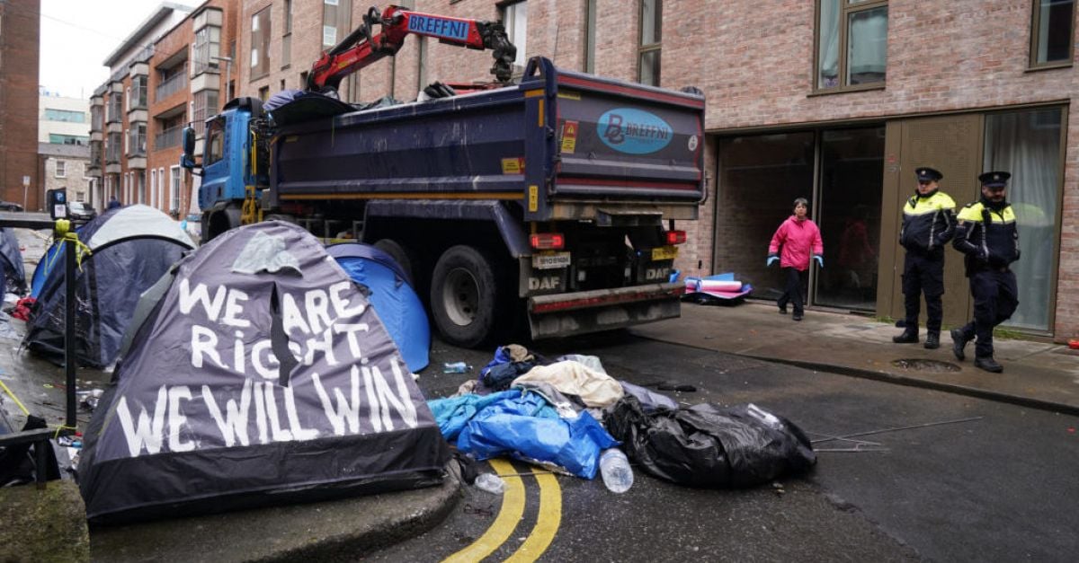 Донохоу защитава решението на правителството да премести търсещите убежище от „палатковия град“ в Дъблин