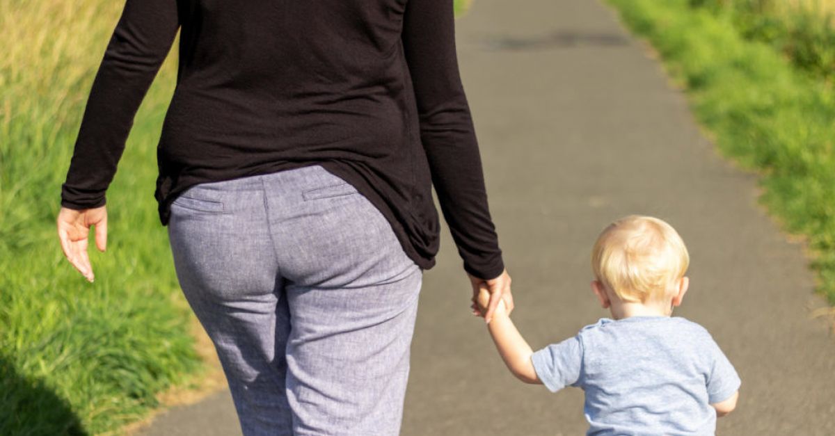 Повече майки, отколкото бащи, намират за предизвикателство да отговарят на стандартите за родителство, установява проучване
