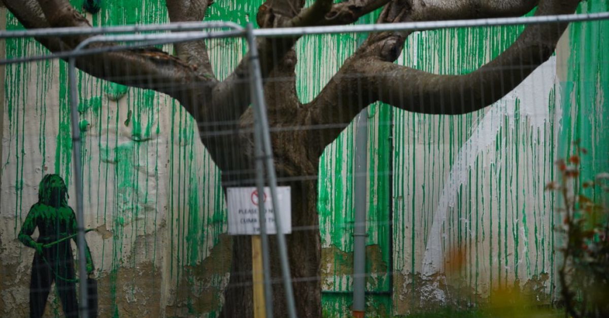 Феновете на Банкси определиха обезобразяването на новия стенопис на дървото