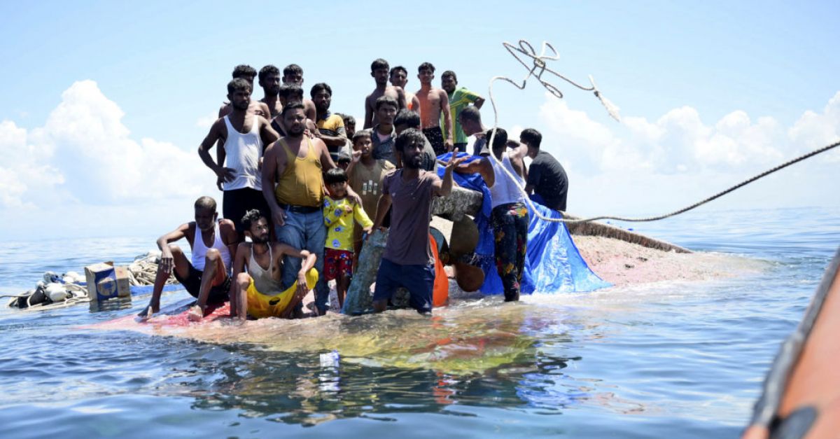 Десетки бежанци бяха спасени в Индонезия след нощ на корпуса на преобърнала се лодка