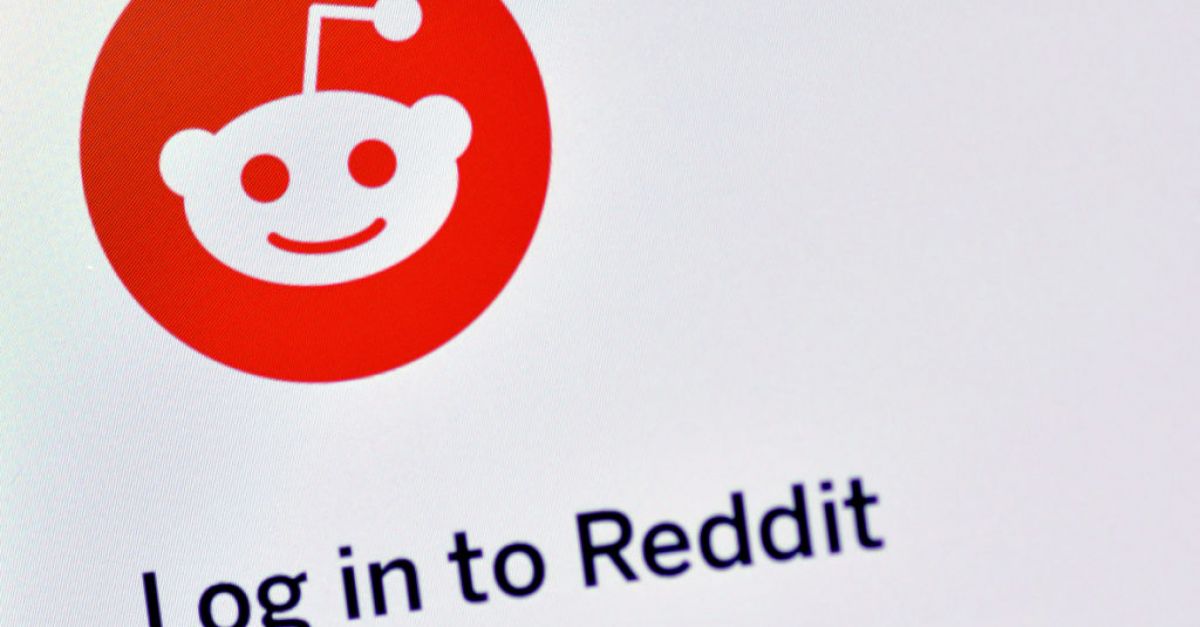 Акциите на Reddit скочиха, докато компанията прави дебют на Уолстрийт