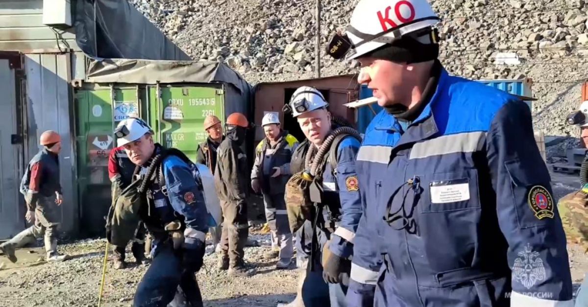 13 души, хванати в капан в срутена руска златна мина, продължават