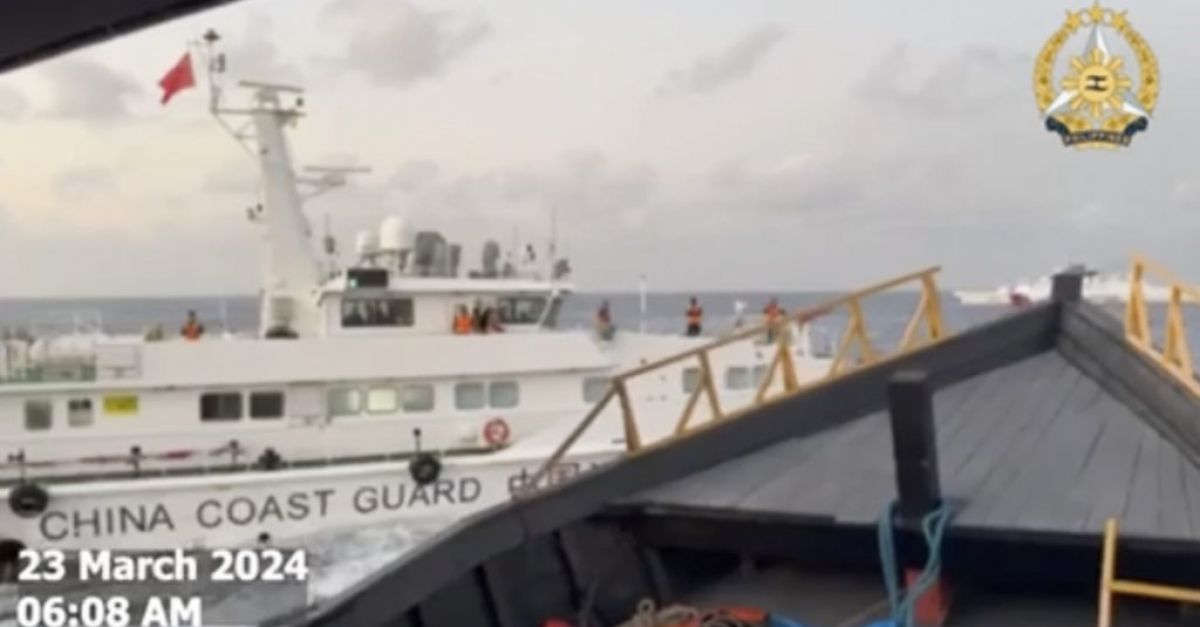 Китайската брегова охрана взриви филипинска лодка с водно оръдие в спорно море