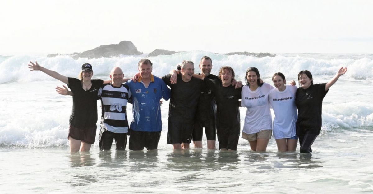 Журналисти плуват в знак на солидарност на 10 плажа в