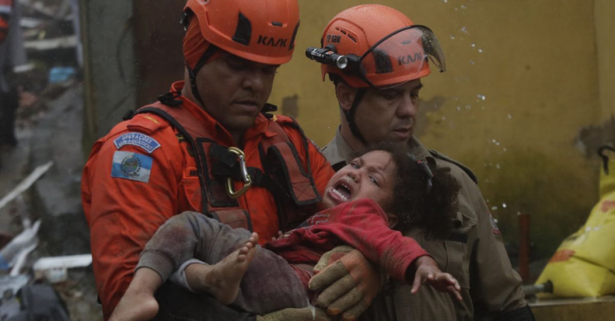 Проливните дъждове доведоха до смъртта на седем души в Бразилия, като момичето беше спасено след 16 часа под кал