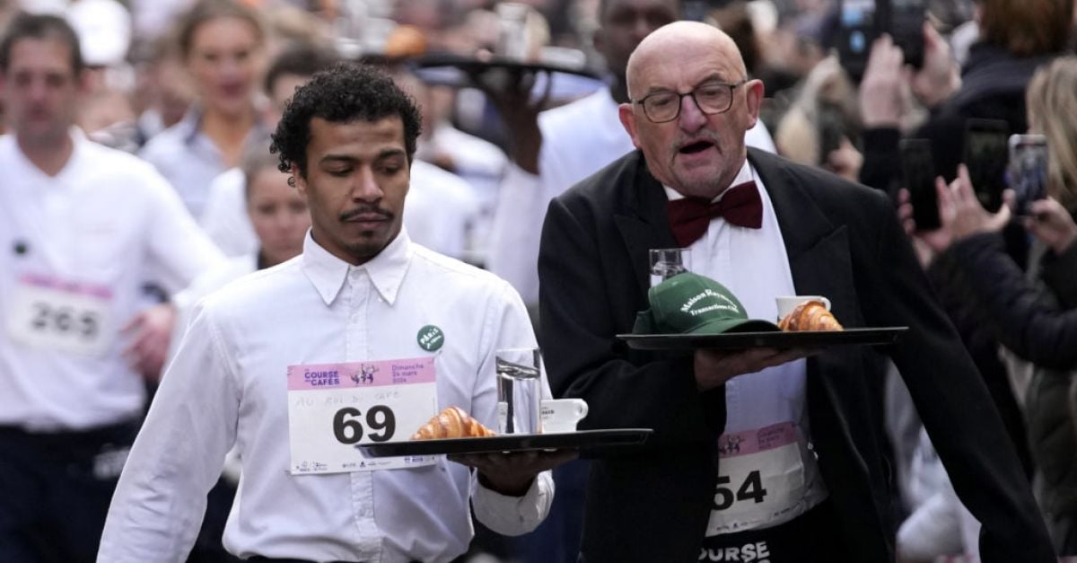 Играта на чакане! Работници в кафенета носят натоварени подноси в 2-километрово състезание през Париж