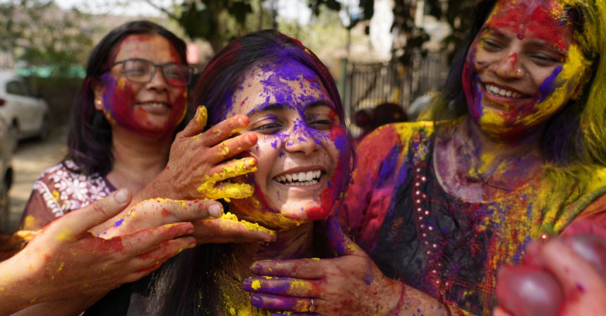 Индийците отбелязват пробуждането на пролетта в Холи, индуисткия фестивал на цвета