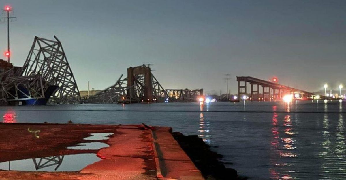 Двама бяха извадени от водата, след като мостът в Балтимор, ударен от товарен кораб, се срути