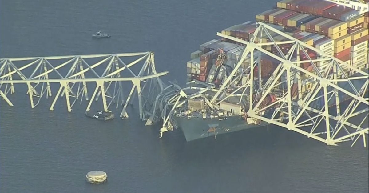 Товарен кораб изгуби захранване и издаде повикване за помощ, преди да се удари в Балтиморския мост