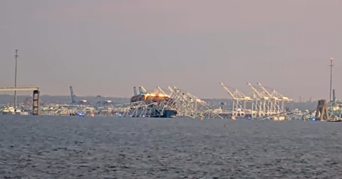Срутване на мост в Балтимор: Драматични кадри заснеха момента, в който кораб се удря в конструкцията