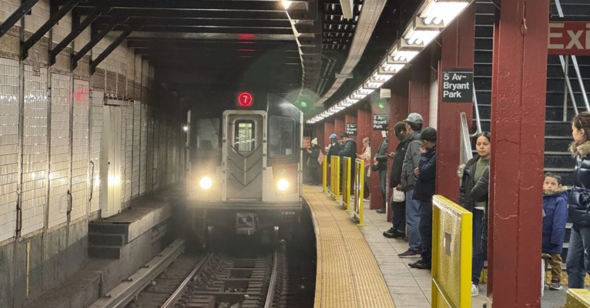 Водач на метрото в Ню Йорк почина, след като беше бутнат на релсите