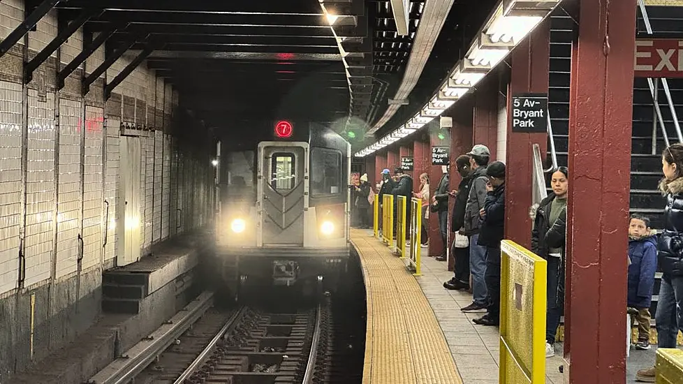 Nyc Subway Rider Dies After Being Pushed Onto The Tracks