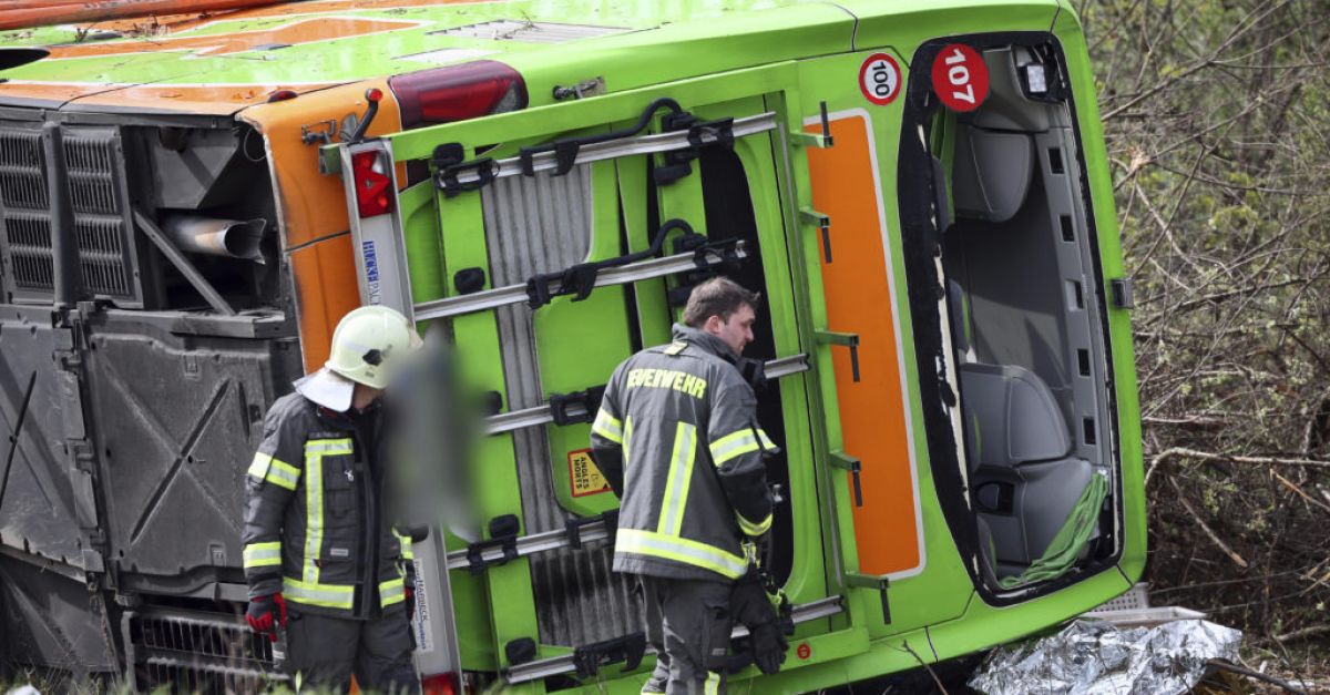 Поне петима души загинаха след като автобус пътуващ от Берлин