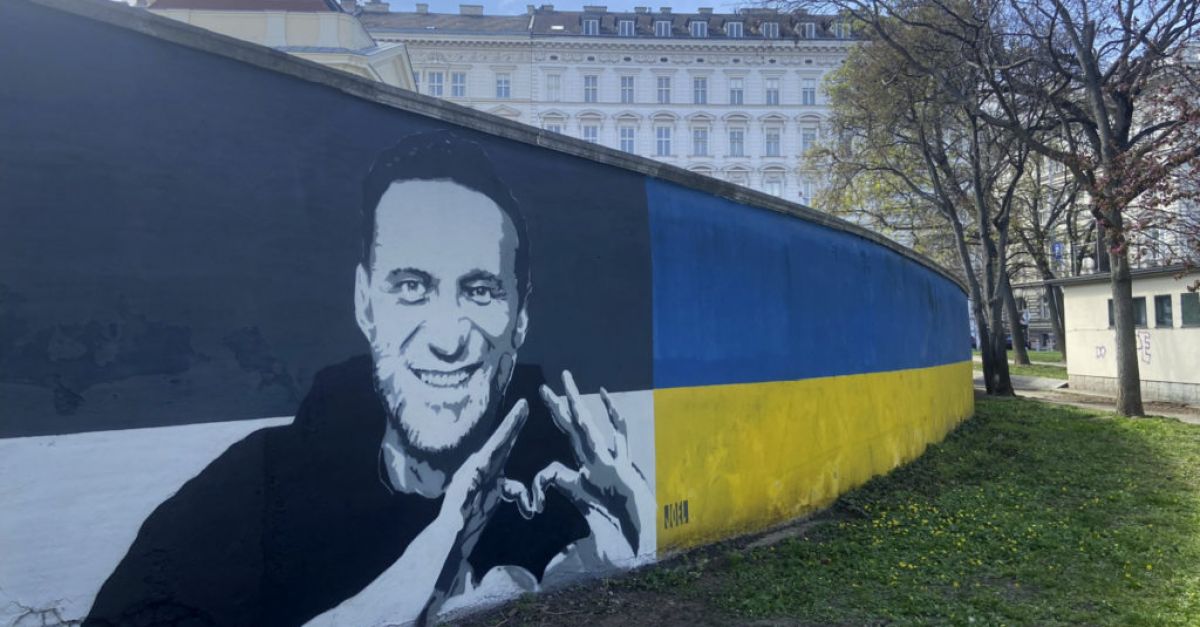 Два големи портрета на покойния руски опозиционен лидер Алексей Навални