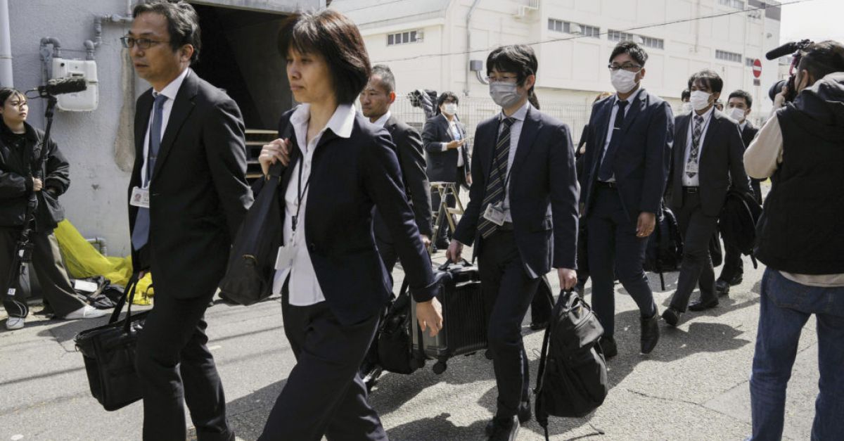 Японски правителствени служители нахлуха във фабрика, произвеждаща здравни добавки, която