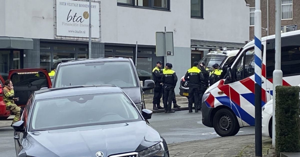 Холандската полиция съобщи че трима души държани като заложници в