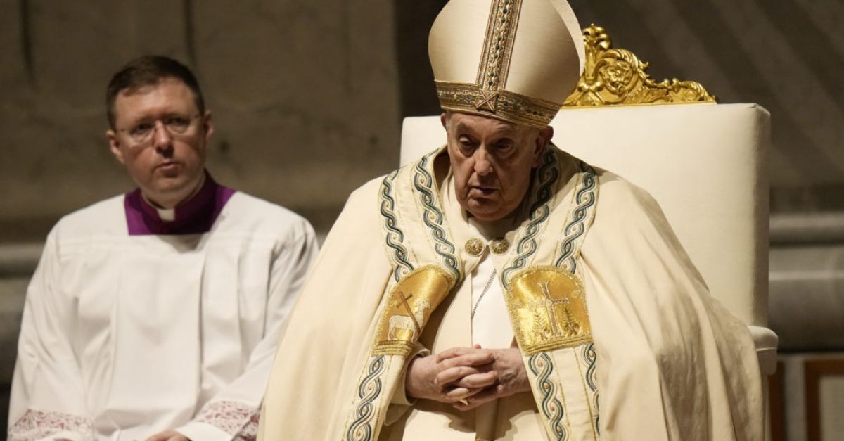 Папа возглавит пасхальное бдение в субботу после того, как пропустил шествие Страстной пятницы.