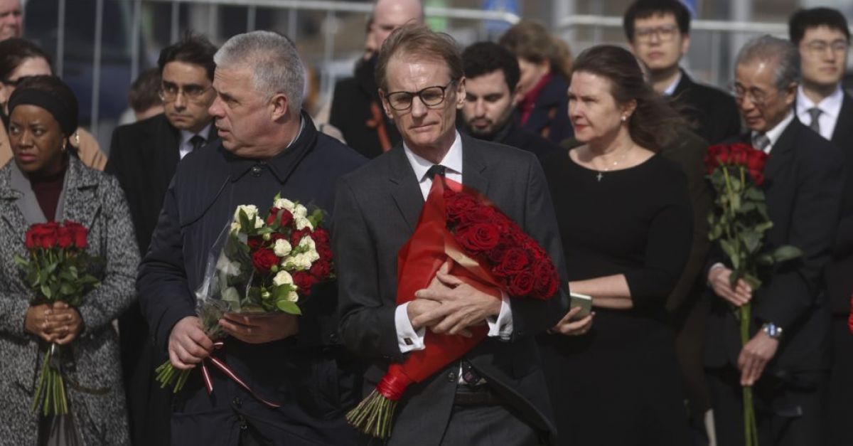 Чуждестранни дипломати положиха цветя на мястото на атаката в московската концертна зала