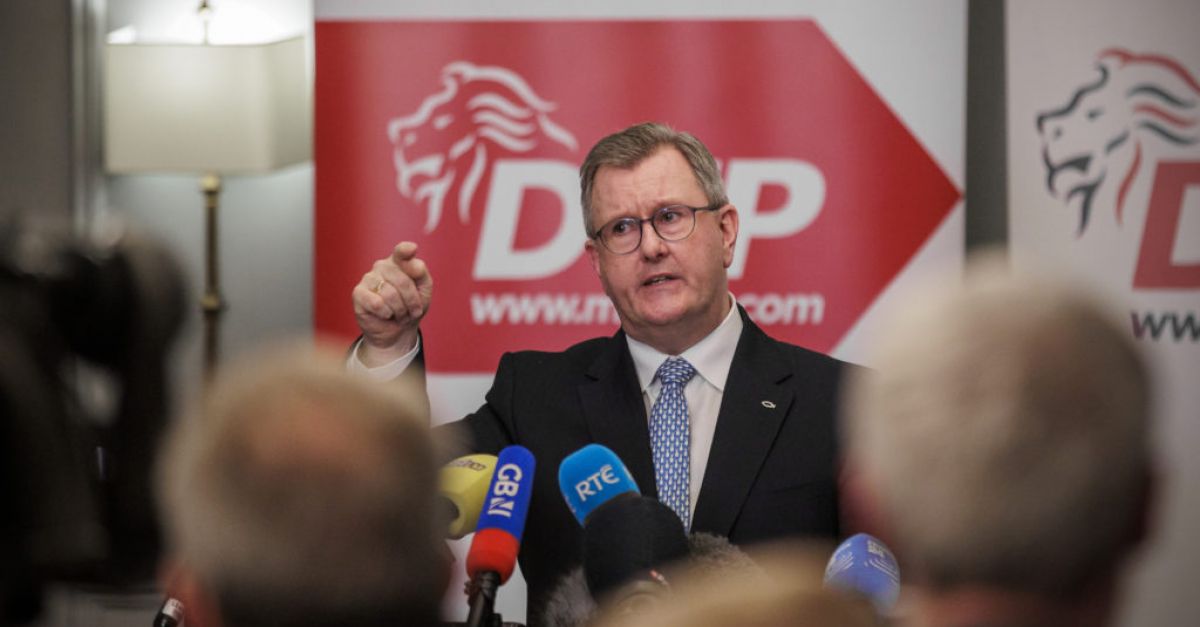 DUP беше потопен в смут“ от шокиращата оставка на лидера