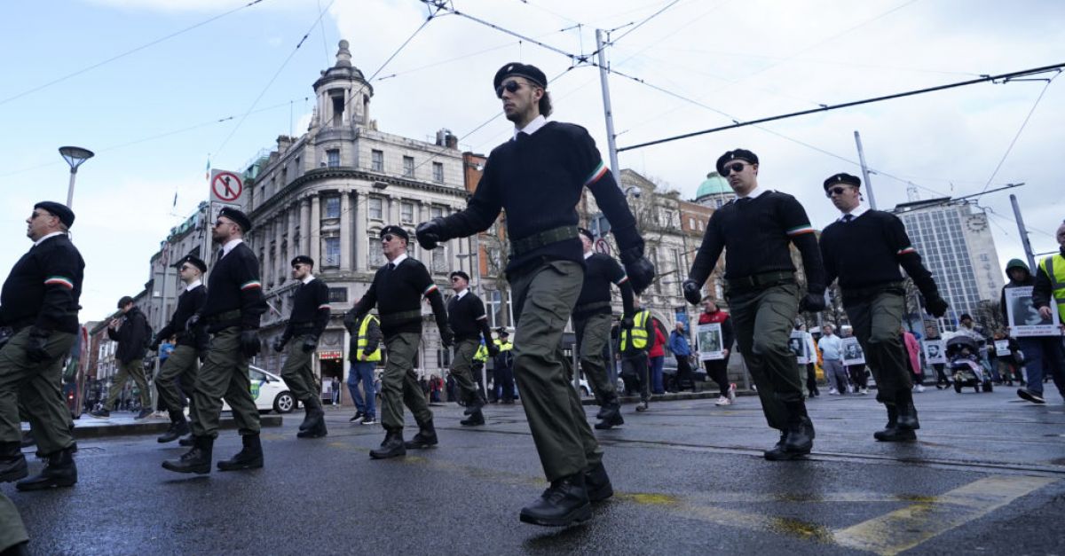 Gardaí наблюдава свързания с дисидентите републикански Великденски въстание парад в Дъблин