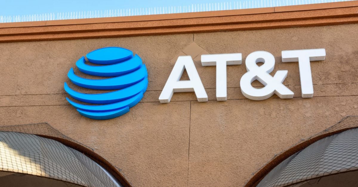 Телекомуникационният гигант AT T започна да уведомява милиони клиенти за кражба