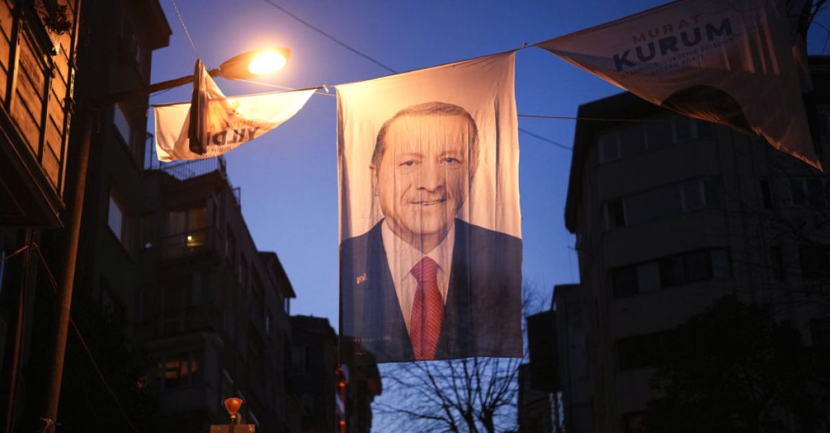 Турция провежда местни избори в ключови градове като тест за популярността на Ердоган
