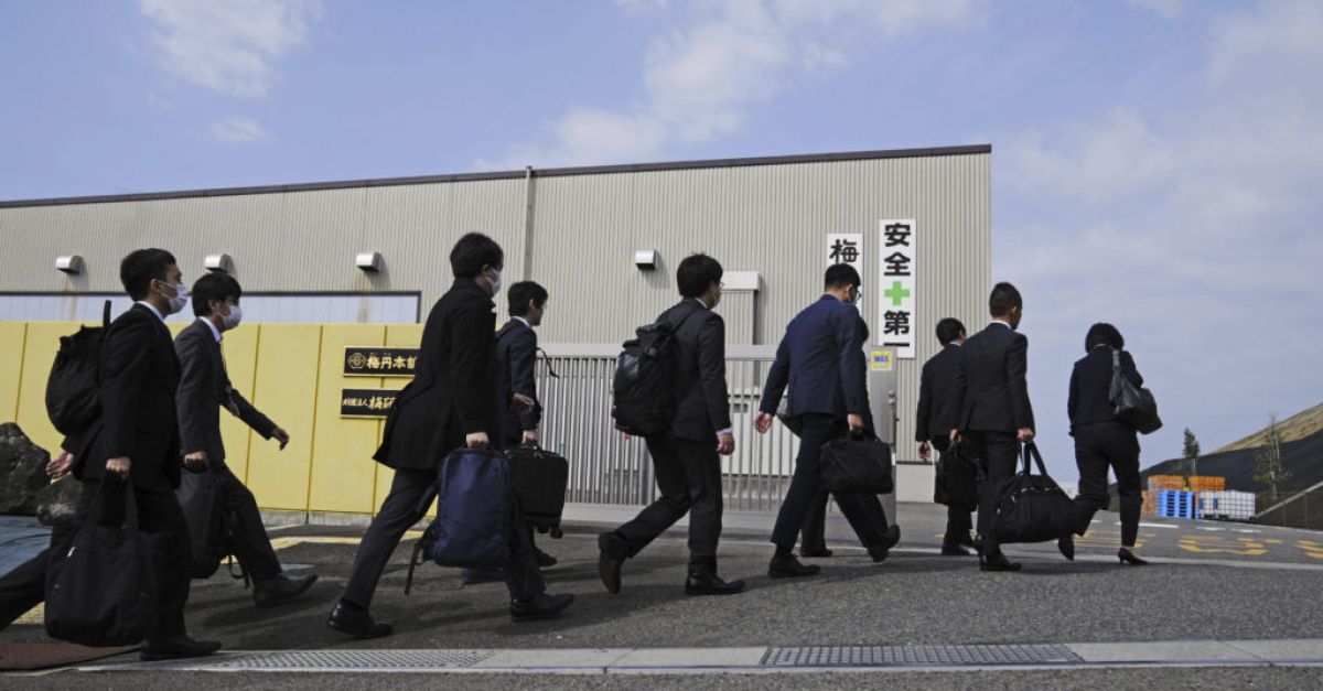 Японски правителствени здравни служители са инспектирали фабрика произвеждаща здравни добавки