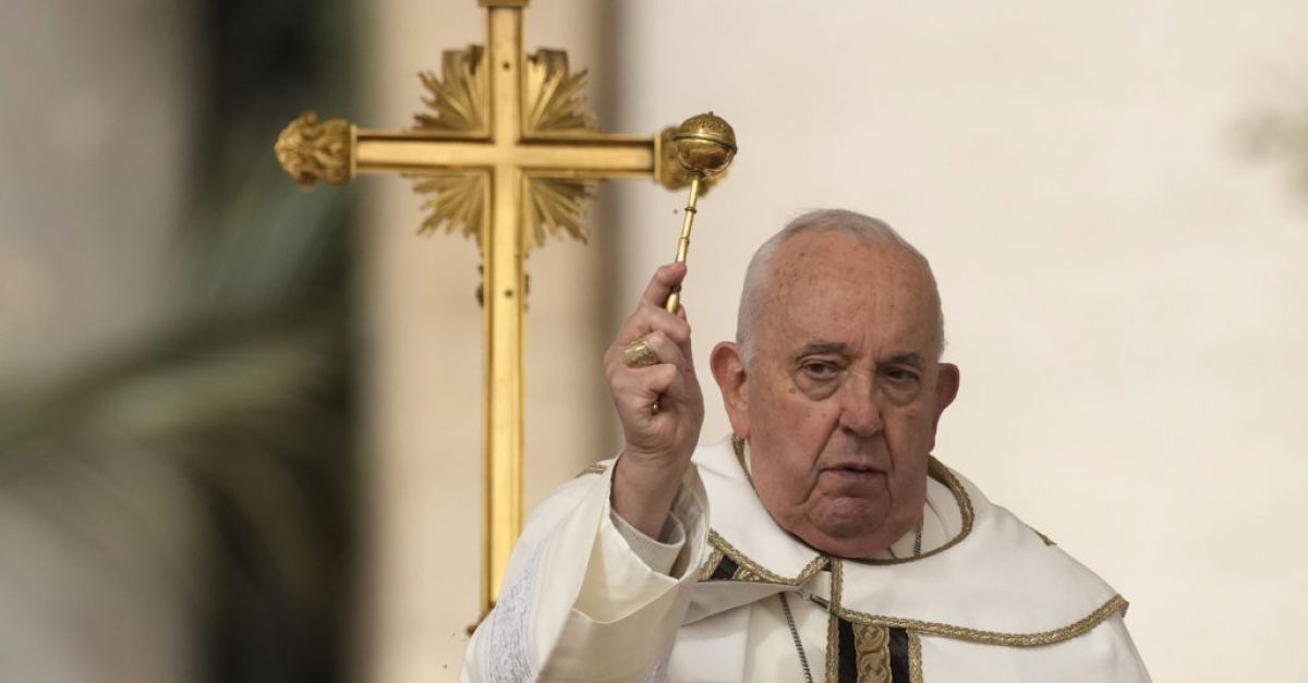 Папата преодоля опасенията си за здравето си, за да ръководи Великденската неделна литургия