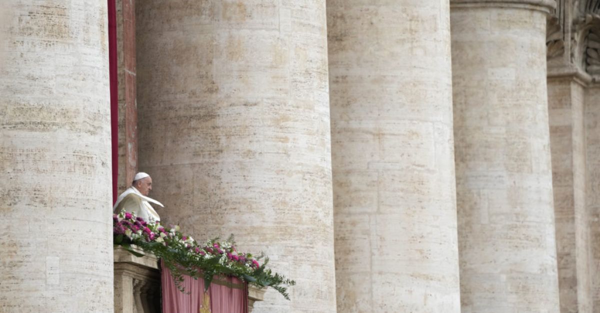 Папата призова за прекратяване на огъня в Газа, докато ръководи 30 000 души в Великденската неделна литургия