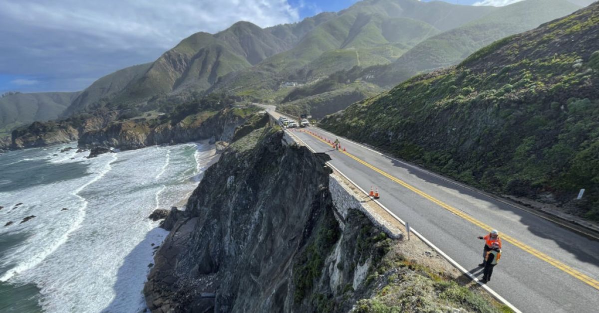 Шофьори блокирани, след като част от живописна магистрала в Калифорния се срути в буря