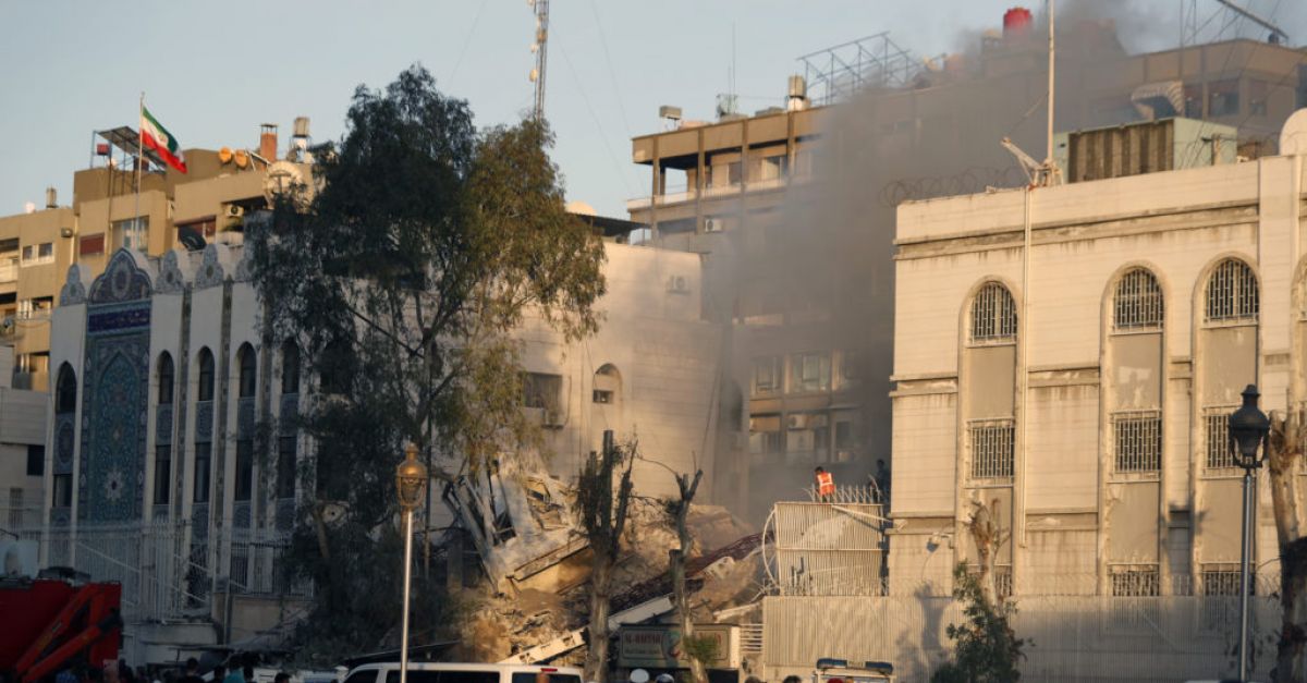 Израелски въздушен удар разруши сградата на консулството на Иран в Дамаск, казва Сирия