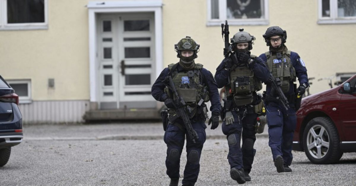 Полицията във Финландия съобщи, че един от тримата ранени ученици