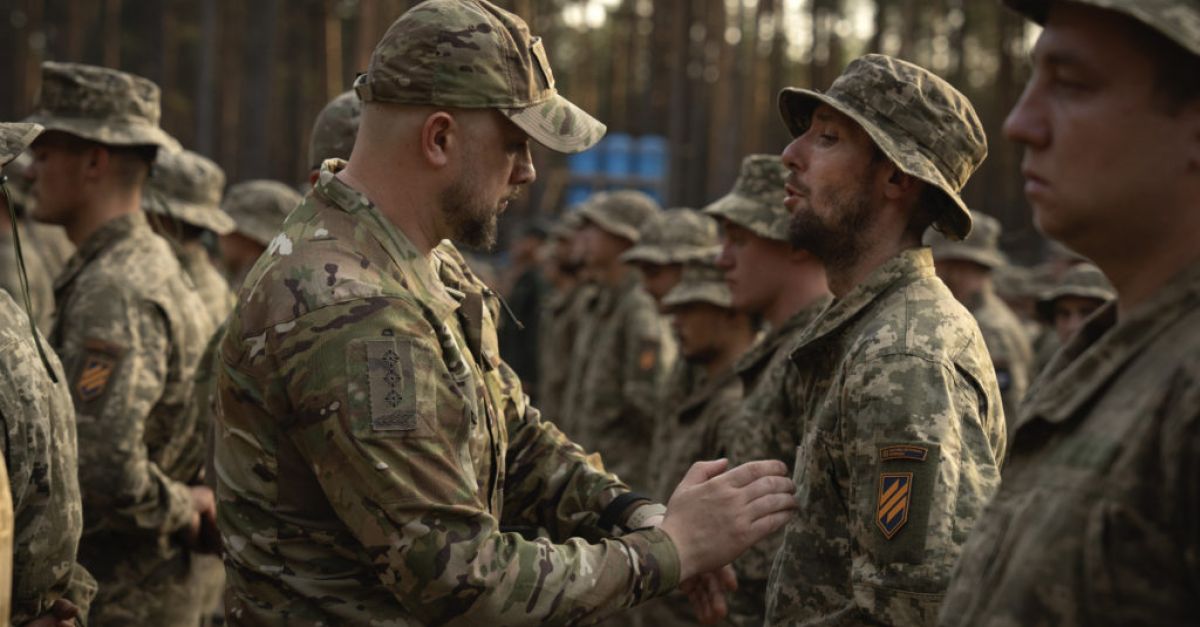Украйна намалява наборната възраст, за да запълни недостига на войници, които се бият с Русия