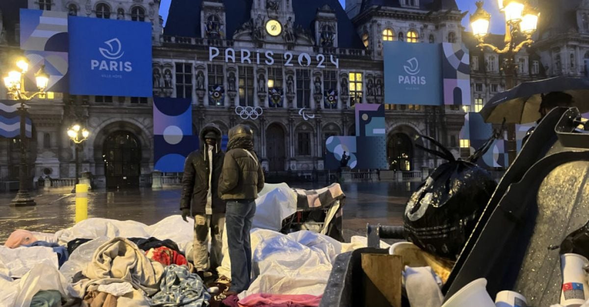 Полицията извежда мигранти от централния площад на Париж преди Олимпиадата