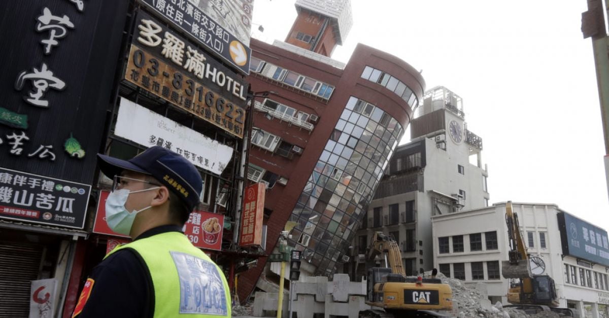 Спасители издирват десетки хора след земетресение в Тайван което уби
