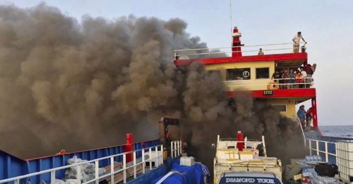 Пътници скочиха в морето, за да избягат от пожар на ферибот в Тайландския залив
