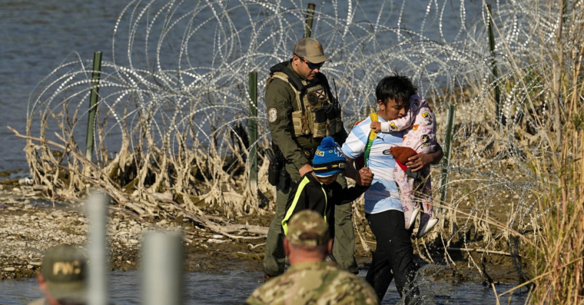 На граничния патрул на САЩ е наредено да отговаря на стандартите за настаняване на деца мигранти