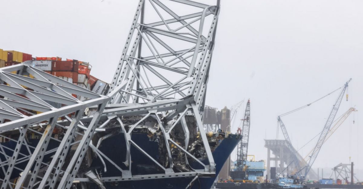 Инженерите се стремят да отворят пристанището след четири седмици след срутването на моста