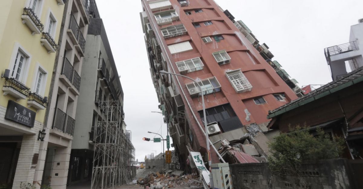 Спасители в Тайван издирват семейство, за което се опасяват, че е в капан след земетресението