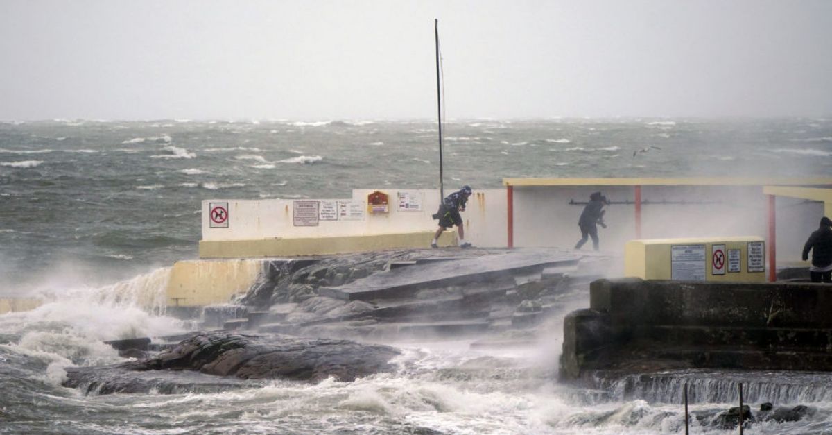 Бурята Катлийн: Много силни пориви удариха Ирландия, тъй като хората бяха призовани да стоят далеч от брега
