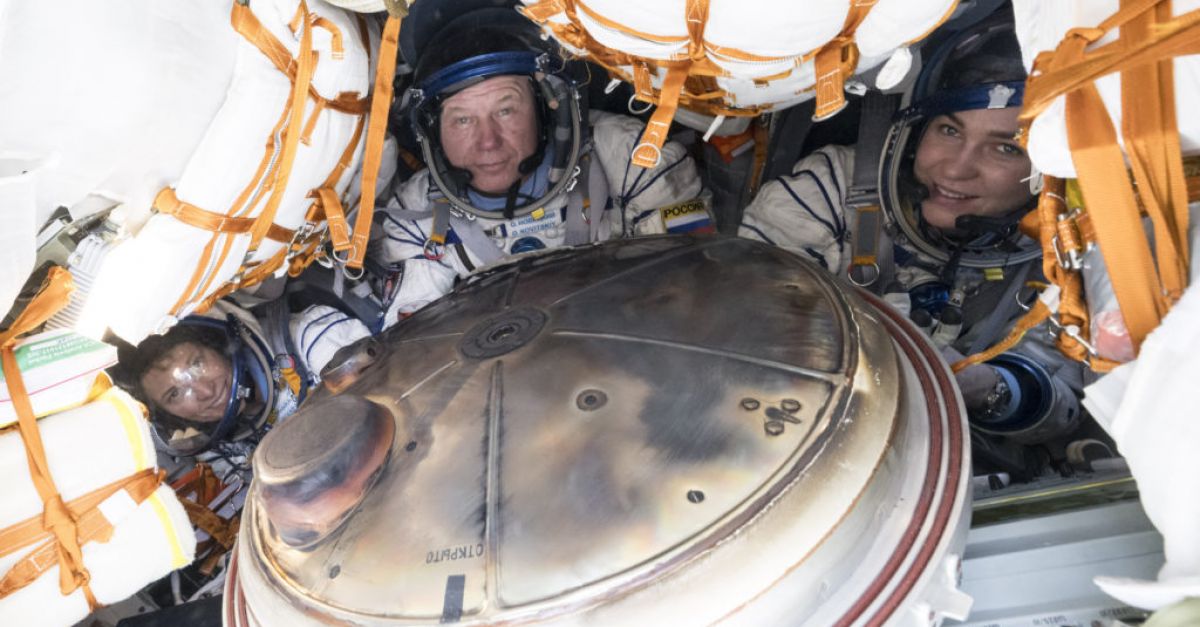 Капсула Союз, превозваща трима членове на екипажа от космическата станция, кацна безопасно в Казахстан