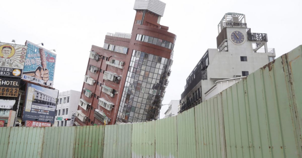 Вторични трусове спряха разрушаването на наклонена сграда в Тайван