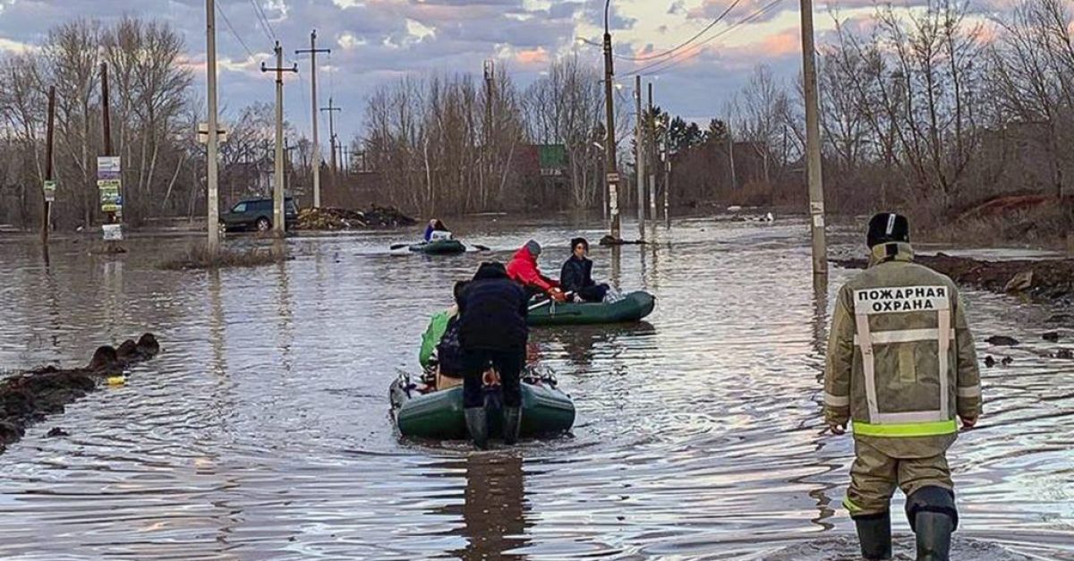2000 души бяха евакуирани, след като наводненията скъсаха дига в руски град