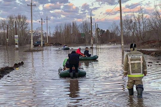 2,000 People Evacuated After Floods Break Dam In Russian City