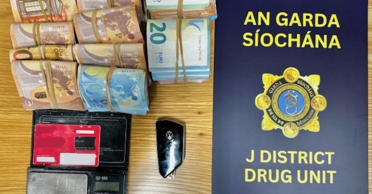Един мъж, арестуван, когато gardaí конфискува 14 000 евро в брой, кола и бижута