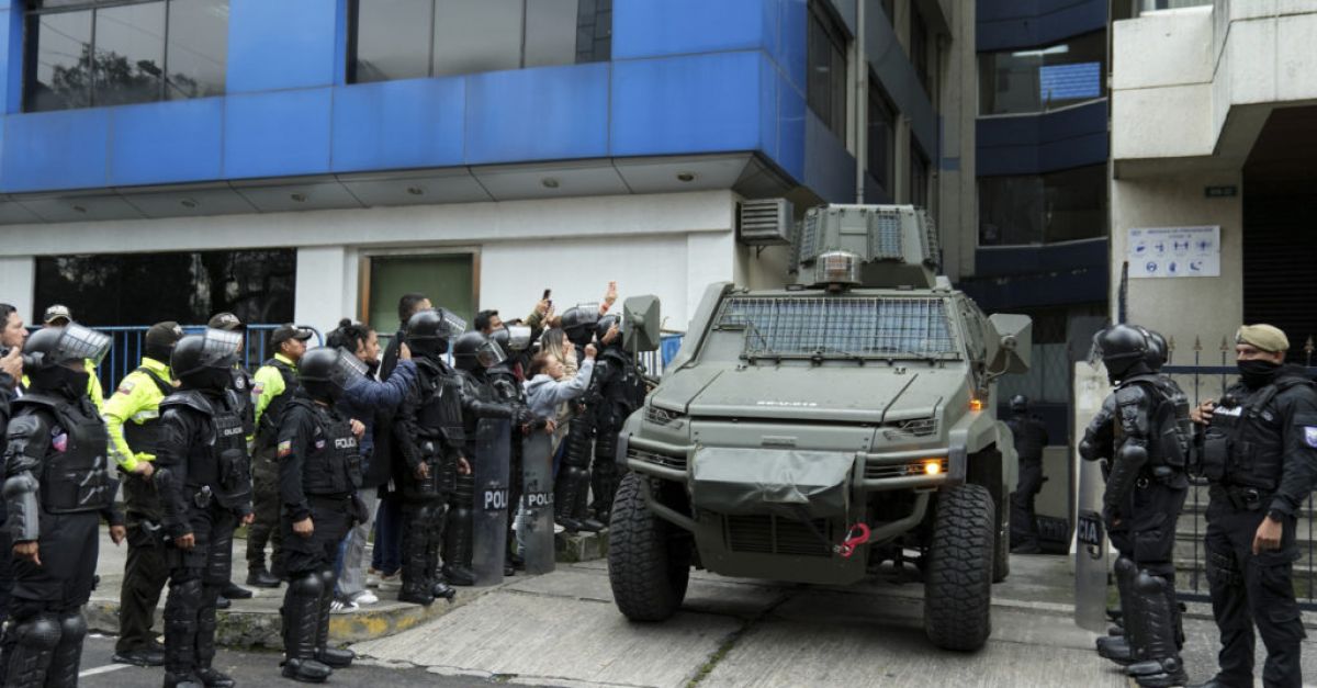 Полицията нахлу в мексиканското посолство в еквадорската столица Кито в