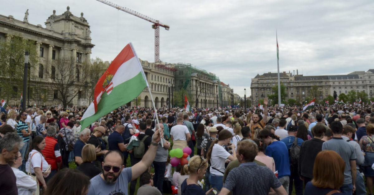 Надигащ се съперник на унгарския премиер Виктор Орбан мобилизира десетки