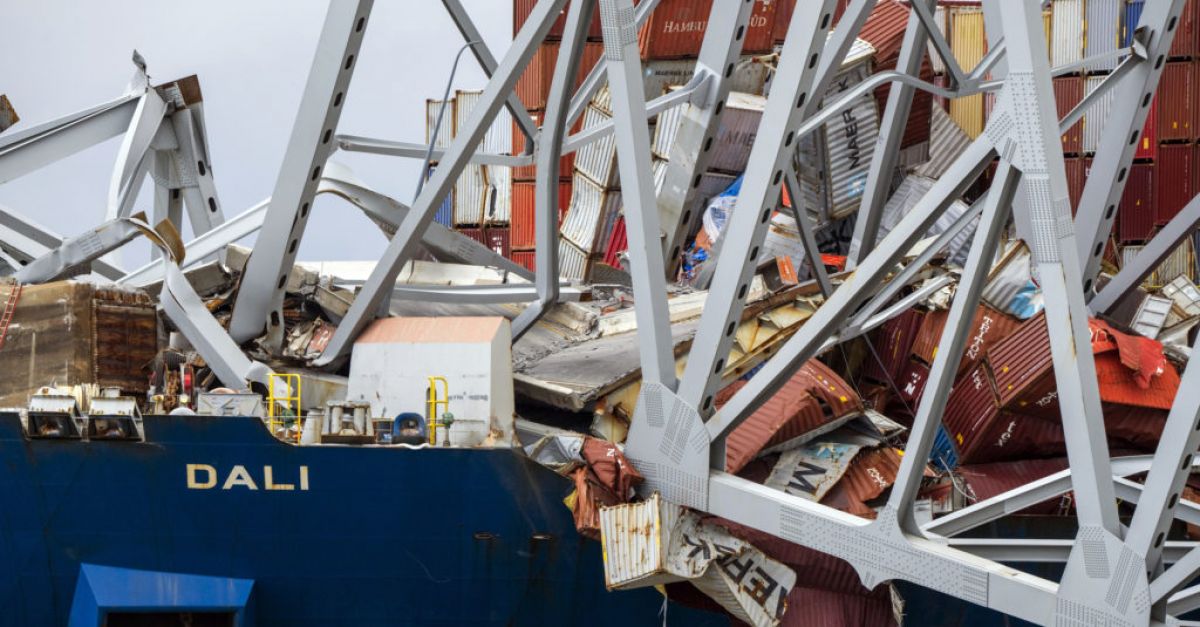 Спасителната операция в Балтимор започва премахването на контейнери от кораба