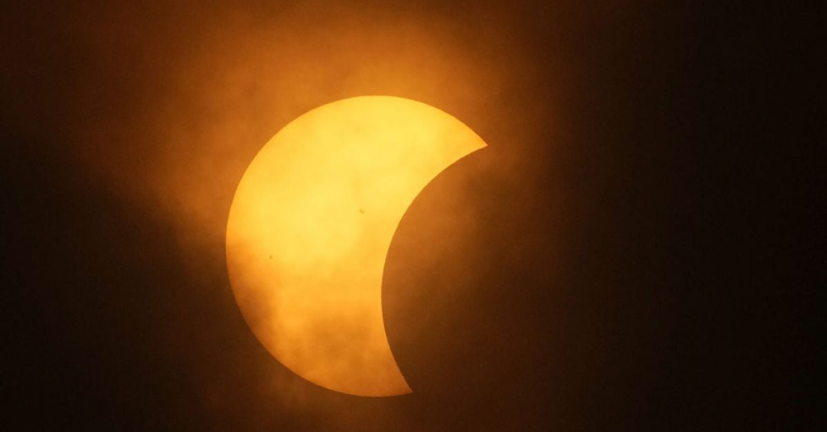 В снимки: Милиони се събират, за да гледат как слънчевото затъмнение обхваща САЩ
